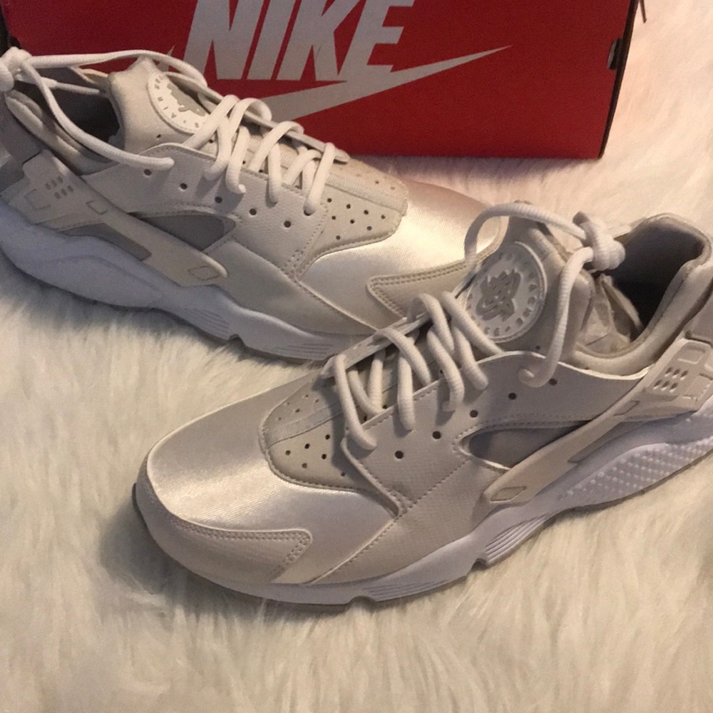New Nike women’s air huarache run size 11.5